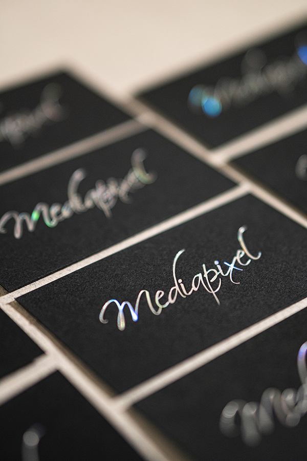 czarne wizytówki z folią holograficzną, mieniącą się kolorami tęczy, gruby papier ozdobny